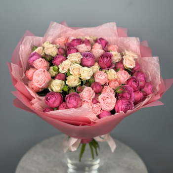 Букет из 25 кустовых пионовидных роз микс