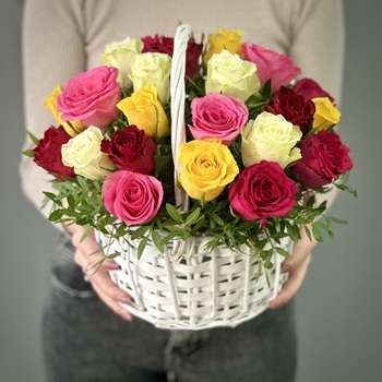 Корзина из 25 ярких роз